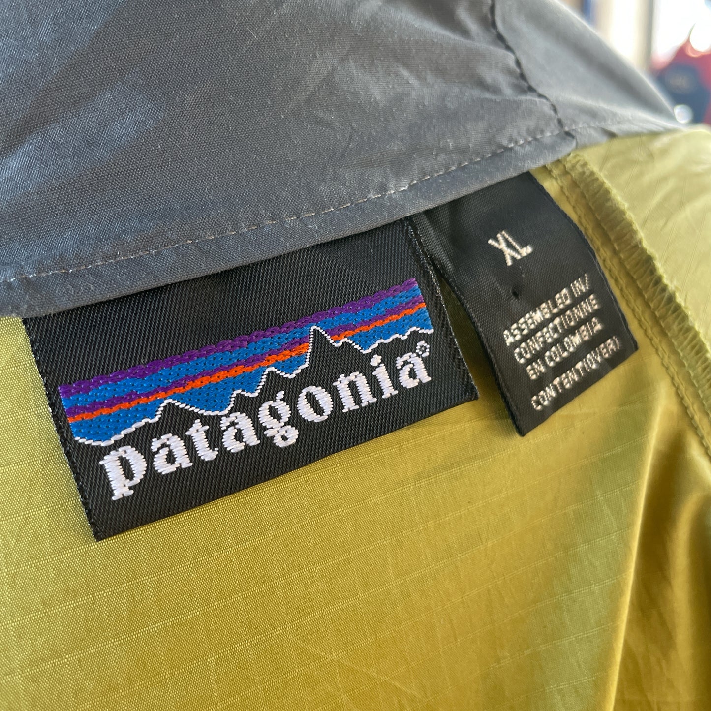 Patagonia lightweight ripstop windbreaker jacket (XL)