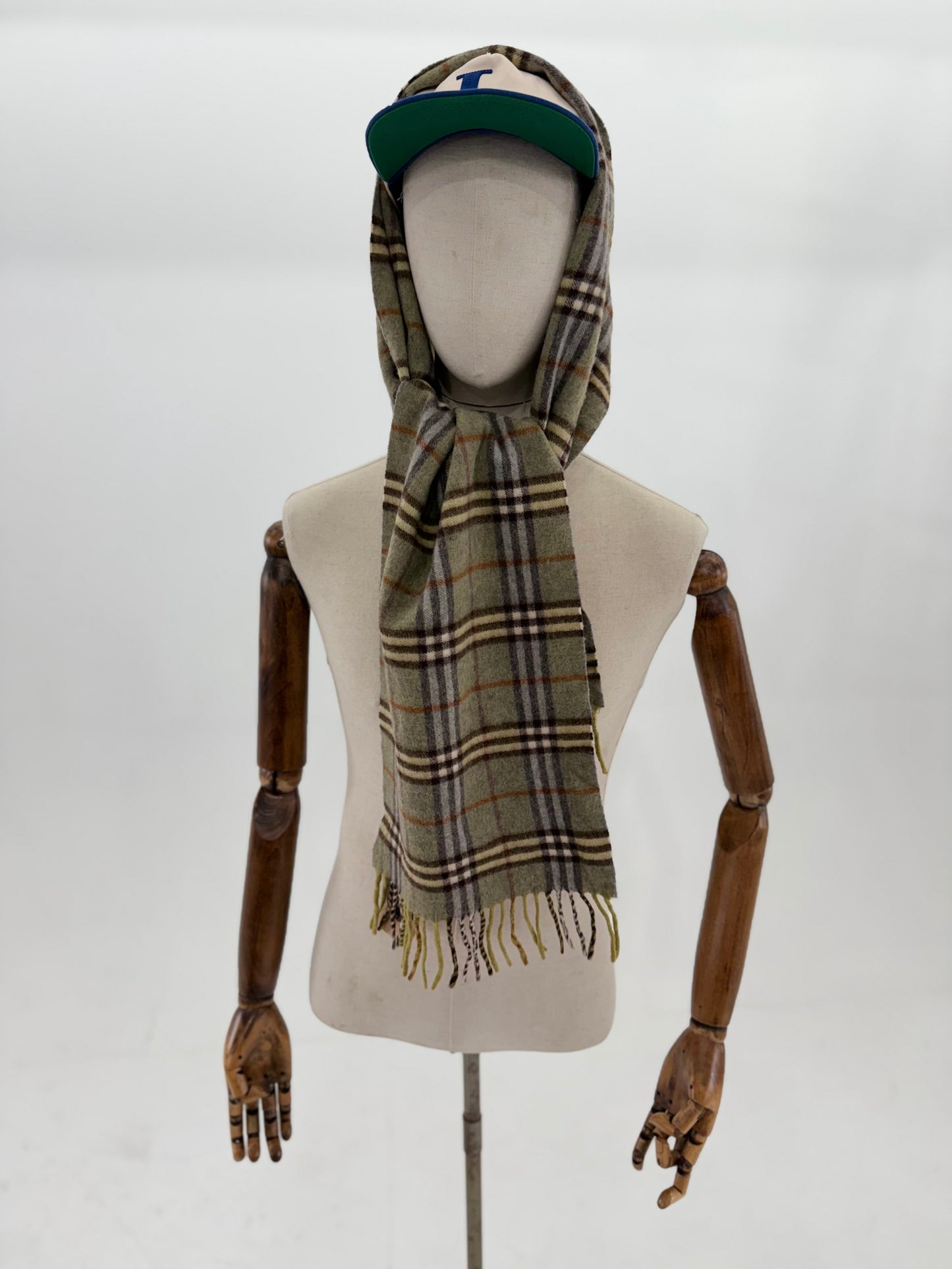 00s Burberry London 100% Lambswool scarf