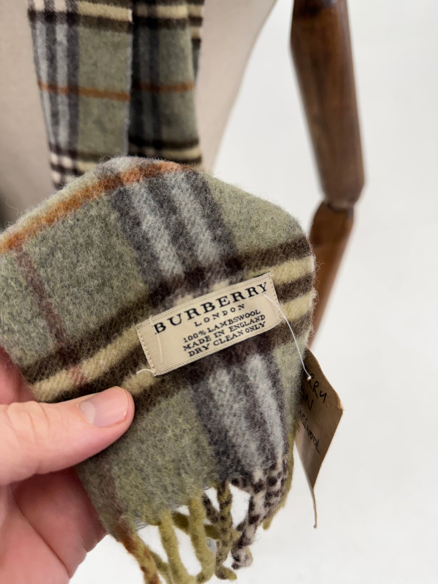00s Burberry London 100% Lambswool scarf