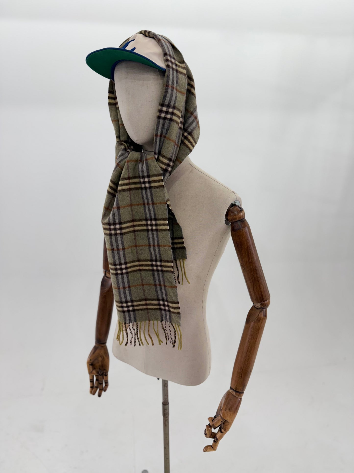 00s Burberry London 100% Lambswool scarf